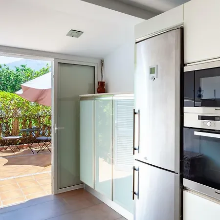 Cozy Townhouse In El Duque 아파트 아데제